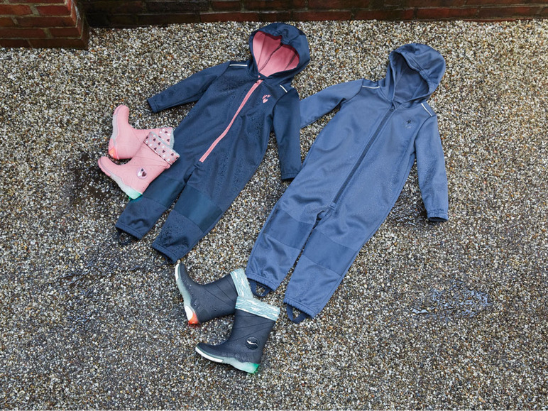 Twee blauwe regenpakken met capuchon en roze en zwarte regenlaarzen.