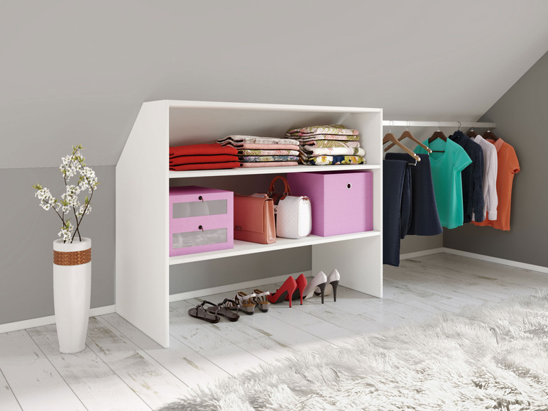 Een witte kledingkast met kleding, schoenen en accessoires.