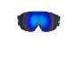 Een zwarte skibril met een blauwe, reflecterende lens.