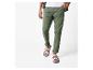 Olijfgroene chino's en sandalen: casual outfit.