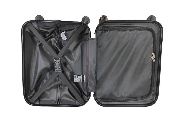 Open reiskoffer met zwarte voering, bevestigingsriemen en ritsvak.