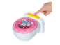 Kinderpotje met roze zitting met cartoonfiguur en een hand die op een gele knop drukt.