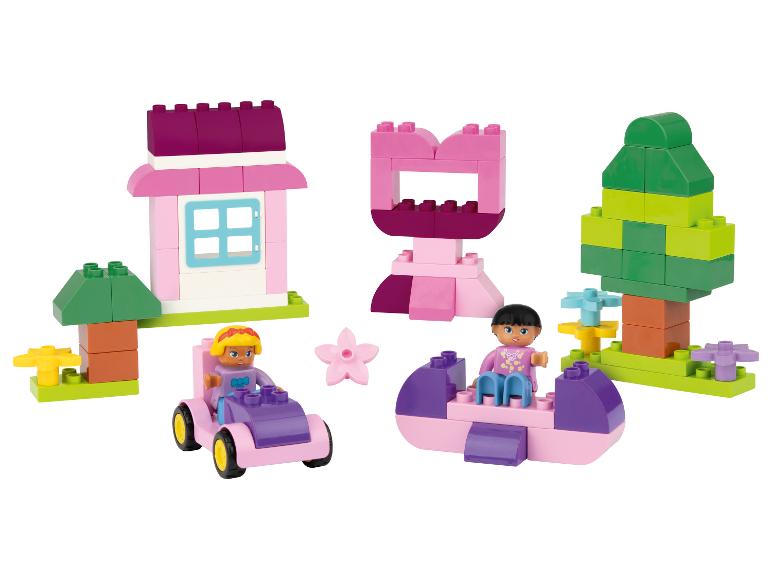 Een roze huis, een boom en een auto gemaakt van blokken met twee poppetjes.