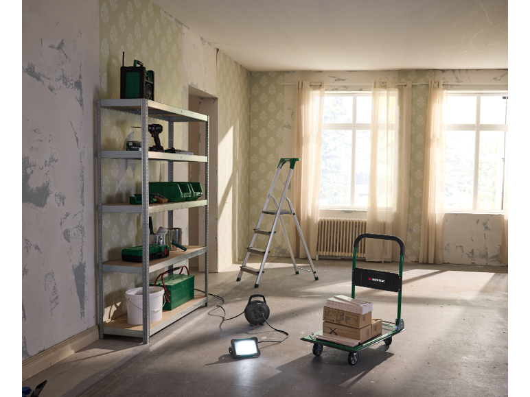 Gereedschap en accessoires voor doe-het-zelvers in een kamer tijdens renovatie.