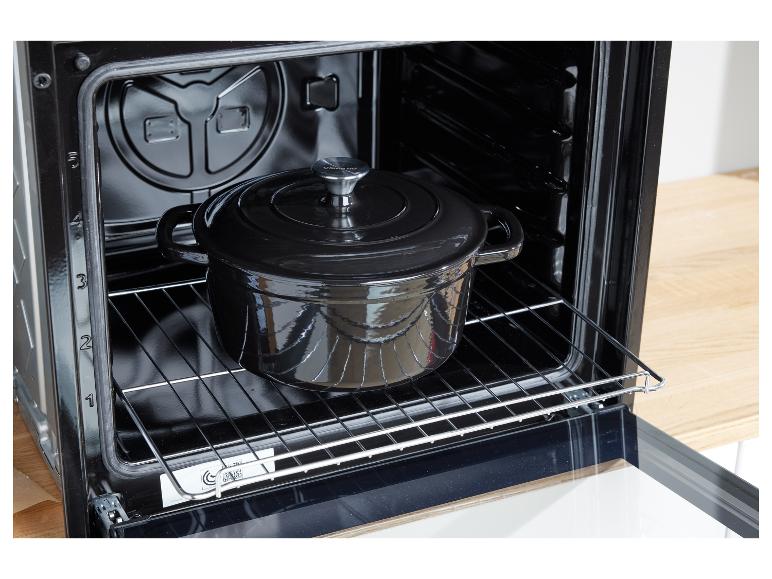 Een kleine Silvercrest oven met een gietijzeren pot erin.