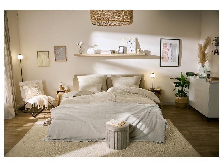 Gezellige slaapkamer in neutrale tinten met bed, nachtkastjes, lamp en decoraties.