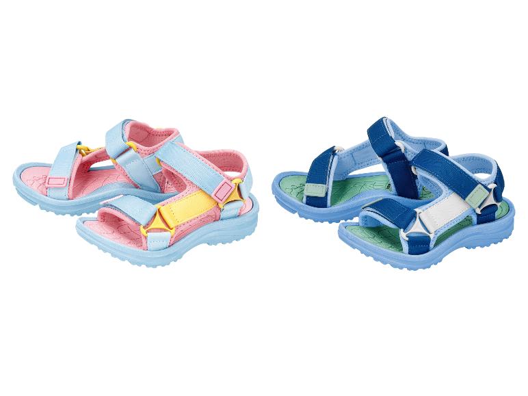 Twee paar kindersandalen: één roze-blauw en één blauw-groen.