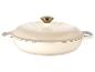 Crèmekleurige gietijzeren braadpan met deksel en gouden knop.
