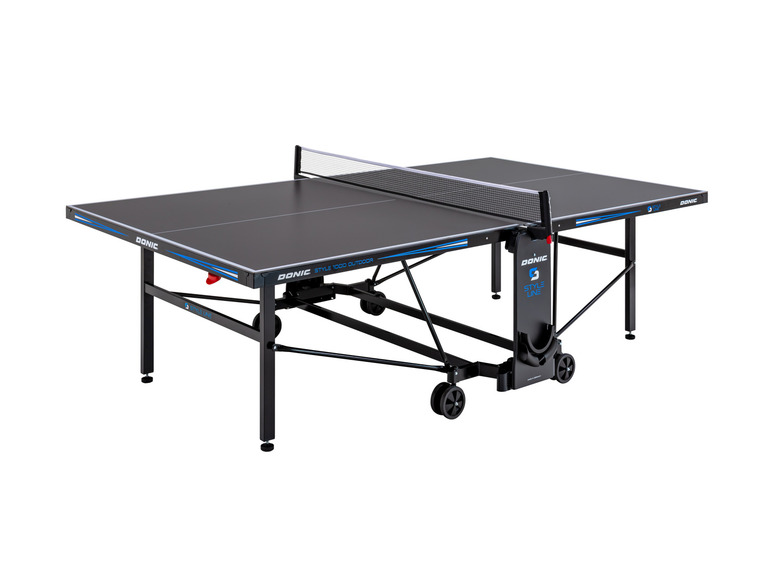 Een zwarte tafeltennistafel met een net van Donic Style 1000 Outdoor.