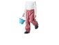 Kind in roze waterdichte broek en wit shirt met een blauwe emmer.