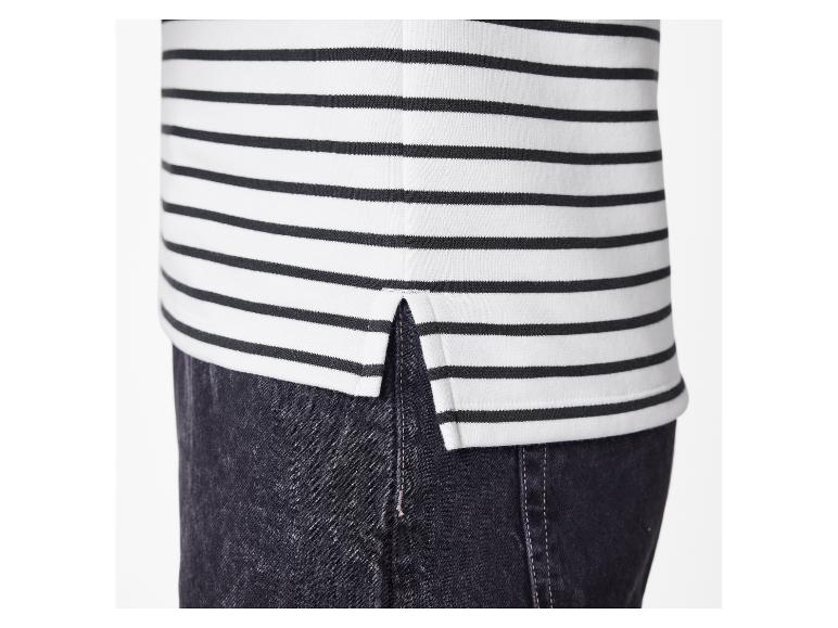 Gestreept T-shirt met zijsplitten, gedragen met een donkere jeans.