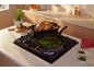 Gebraden kip en groenten die koken op een gaskookplaat in kerstsfeer.