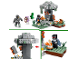 Minecraft-thema bouwset met figuren, een boom en een kampvuurscène.