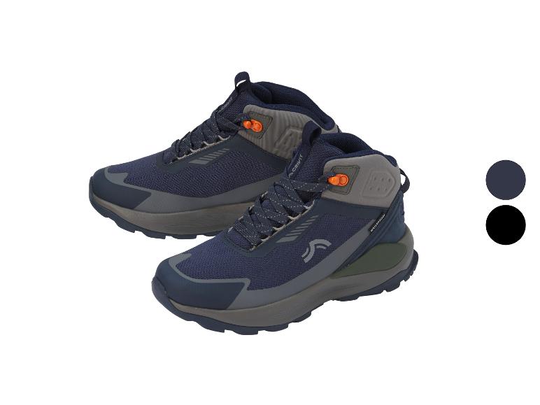 Een paar donkerblauwe en grijze wandelschoenen met oranje details op een witte achtergrond.