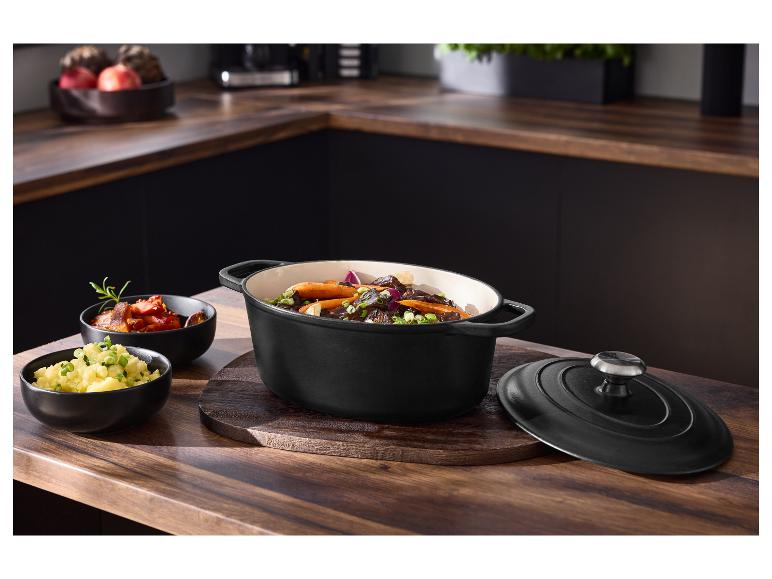 SILVERCREST® premium gietijzeren braadpan met stoofpot op een houten tafel.