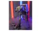 Grijs lopend robotspeelgoed in mist met rode en blauwe lichten.