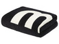 Een zwarte badhanddoek met een witte letter M erop.