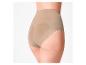 Achteraanzicht van een vrouw in een beige corrigerende slip met hoge taille