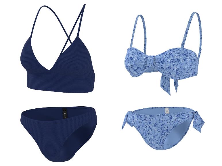Twee damesbikinisets: één donkerblauw geribbeld, één lichtblauw met bloemenprint.