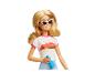 Een blonde pop met zonnebril, een wit t-shirt met zonsondergangafbeelding en een blauwe fles.