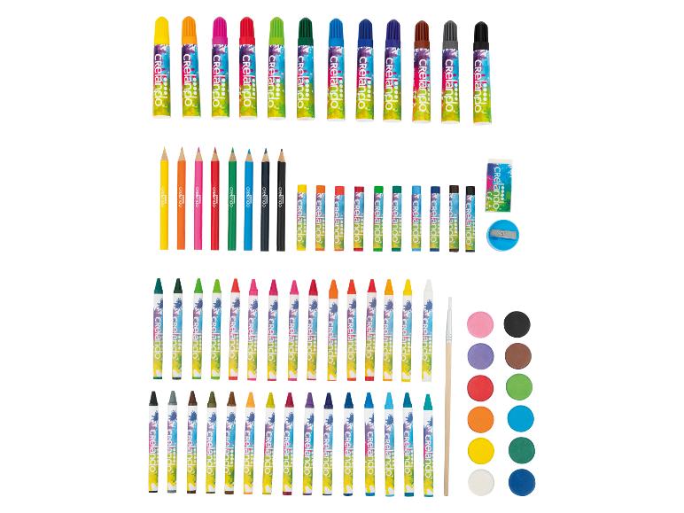 Een assortiment kunst- en knutselartikelen, waaronder verf, kleurpotloden, waskrijtjes en waterverf.