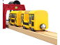 Gele speelgoedtrein op houten rails met een rode poort.