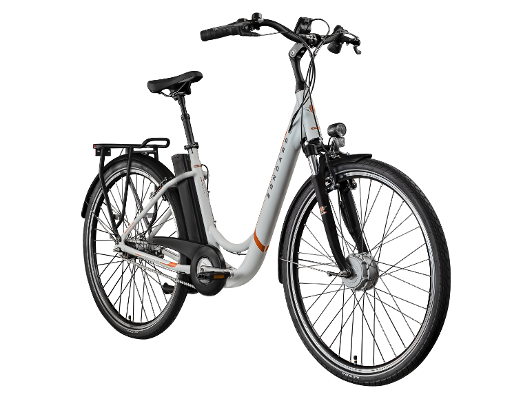 Witte elektrische fiets met oranje accenten, bagagedrager en voor- en achterlichten.