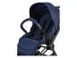 Een blauwe kinderwagen van het merk CYBEX.