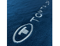 Donkerblauwe stof met een wit geborduurd logo en het woord 'TOM TAILOR'.