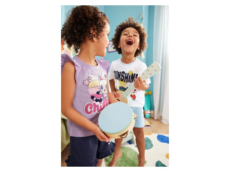 Kinderen spelen met tamboerijn en ukulele, kleding met print.