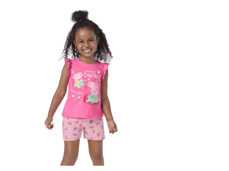 Meisje in roze pyjamaset met Peppa Pig-print, tekst 'Sweet Dreams' en 'Baby sister'
