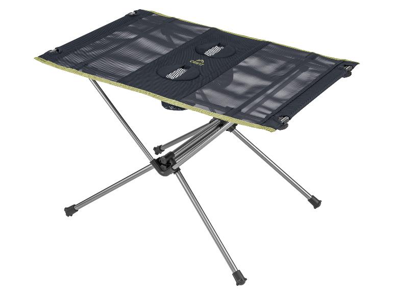 Opvouwbare campingtafel met gaasoppervlak en bekerhouders.