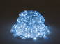 Opgerolde LED-lichtslinger, die koel wit licht uitstraalt.