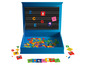 Een blauwe magnetische letterborddoos met letters, cijfers en afbeeldingen.