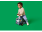 Blij kind zit op een houten speelgoedvrachtwagen met stuur.