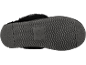 Zool van een zwarte pantoffel met golvend patroon en circulair logo.