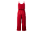 Een rode jumpsuit met dunne bandjes.