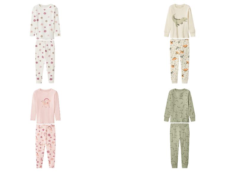 Vier sets kinderpyjama's: bloemen-, dinosaurus-, eenhoorn- en smiley-patronen.