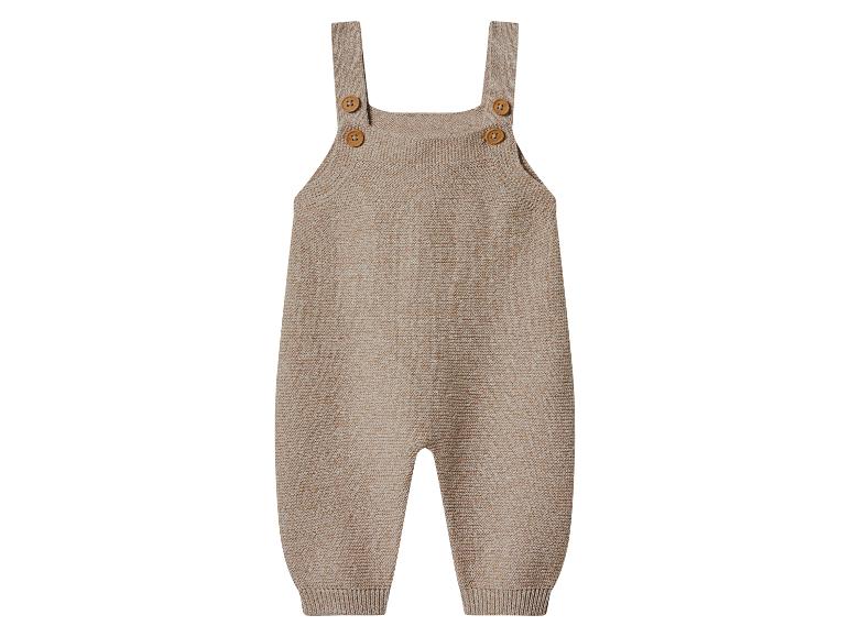 Beige gebreide baby romper met bretels en houten knopen.