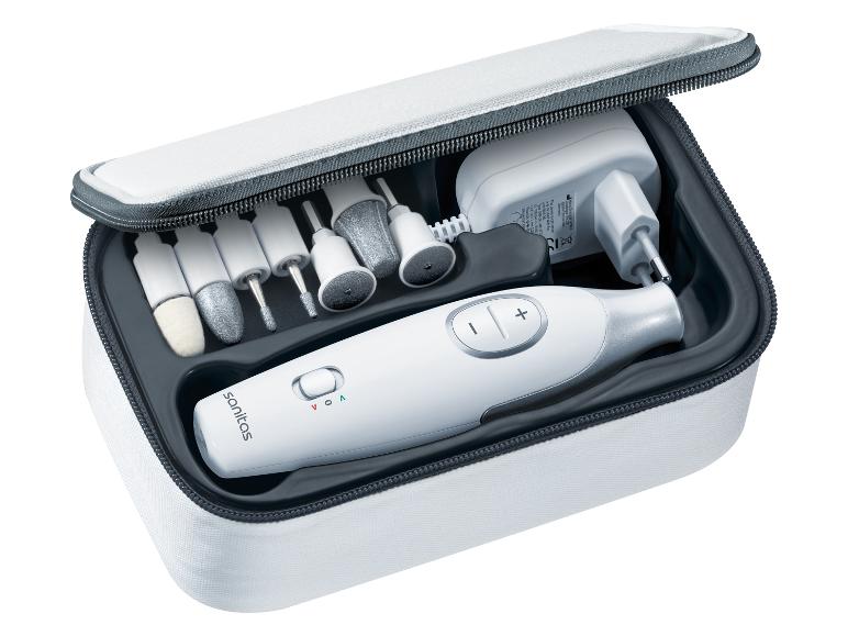 Sanitas manicure- en pedicureset in een witte etui met diverse opzetstukken en oplader.