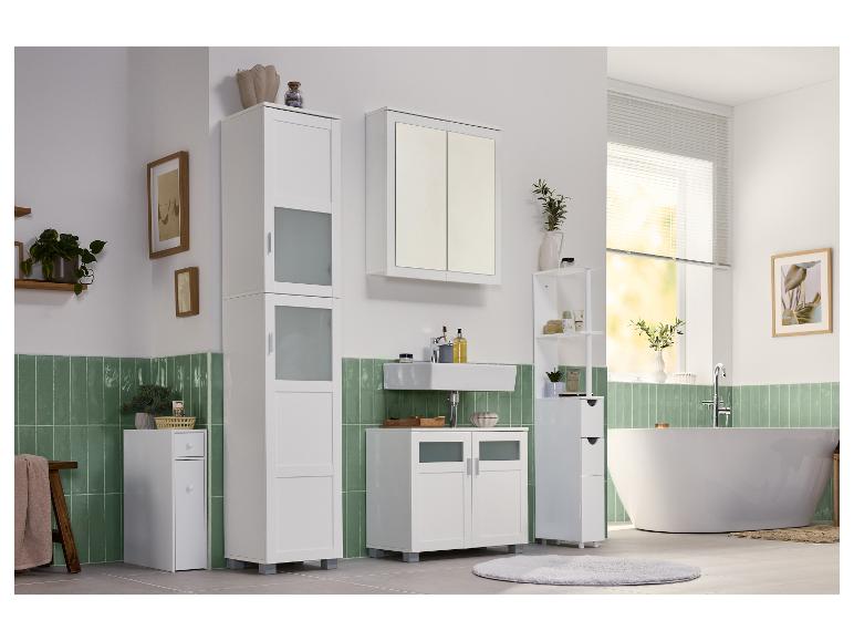 Een moderne badkamer met witte opbergkasten, een vrijstaand bad en groene tegelwanden.