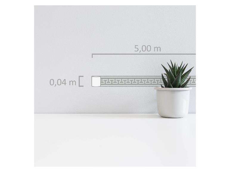 Decoratieve rand met Grieks sleutelpatroon, 0,04m breed en 5,00m lang, op een witte muur.