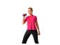 Vrouw in roze en zwarte sportkleding met Crivit dumbbells.