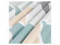 Beddengoed met gestreepte geometrische patronen in groen, beige en grijs.