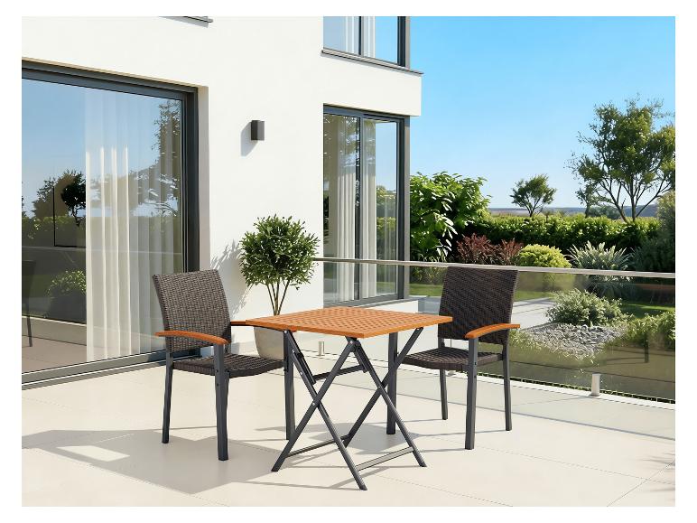 Tuinmeubelset op een terras: klaptafel en twee stoelen.