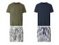 Twee sets herenpyjama's: een groen T-shirt met gestreepte shorts en een marineblauwe Henley met geruite shorts.