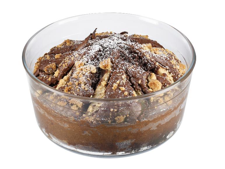 Chocoladetaart met peren, crumble, poedersuiker.