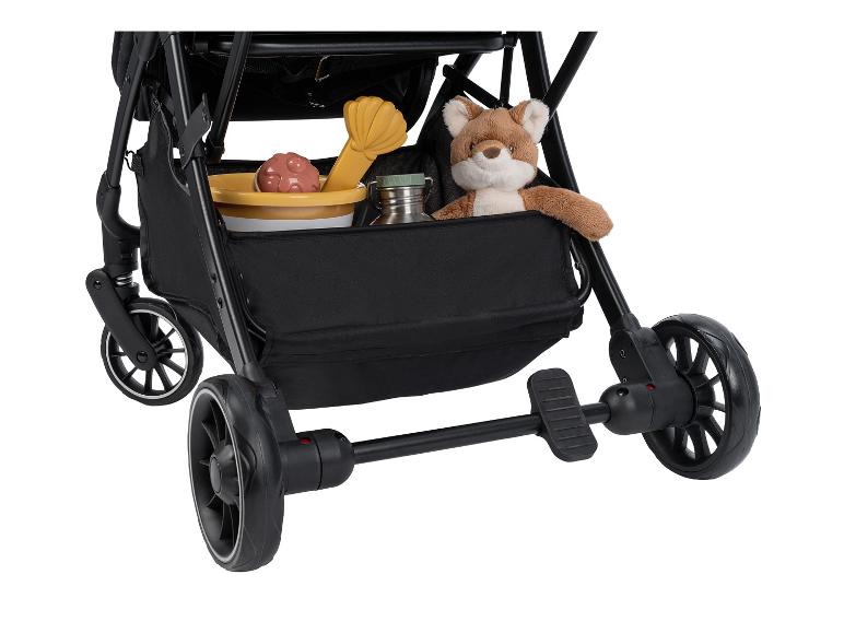 Een kinderwagen met een mand vol speelgoed.
