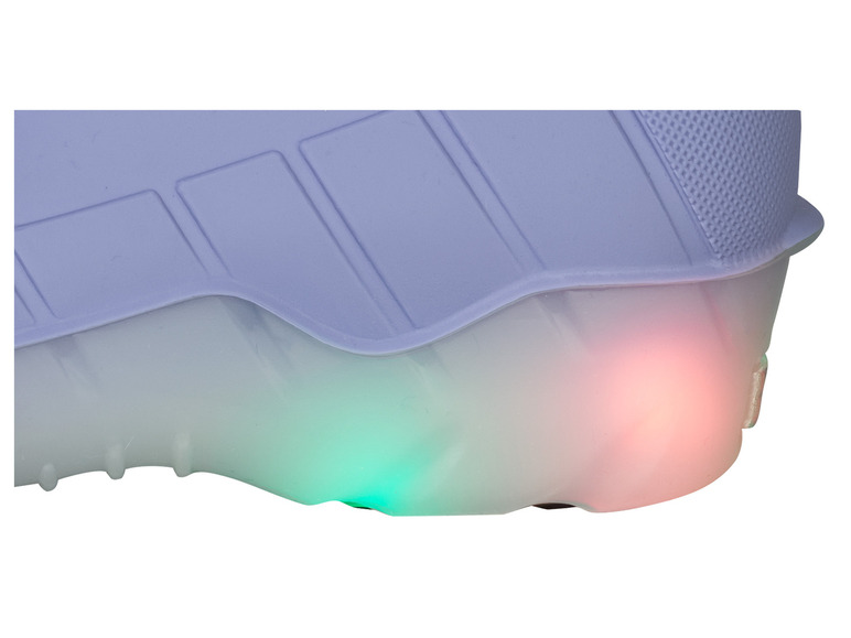De onderkant van een lichtblauwe sneaker met groene en roze LED-verlichting.