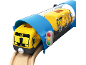 Gele speelgoedmetrotrein met blauwe tunnel en houten rails, gemarkeerd met U9.
